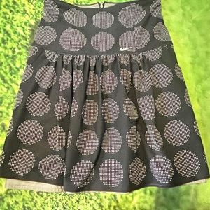Nike reversible high waisted skirt with pockets and back zipper. Size S/4
